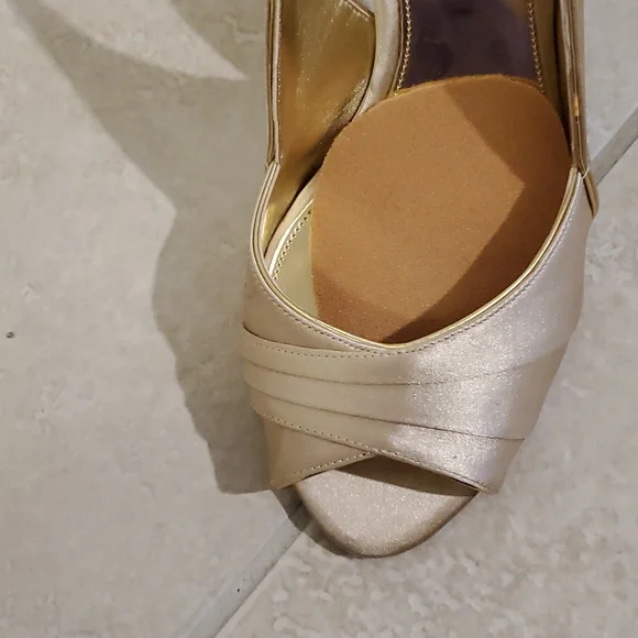 Nina New York size 7M open toed gold heel shoes - Picture 5 of 5